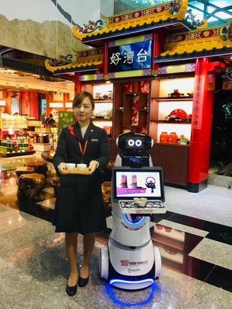 ▲▼桃機航廈設有奉茶機器人，不只會端茶，還會與旅客互動。（圖／桃機提供）