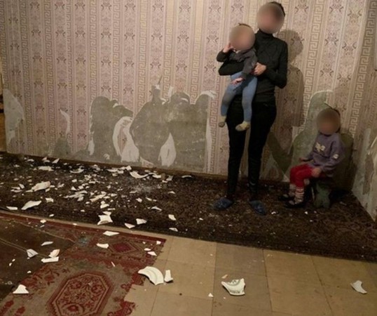 ▲烏克蘭一對5歲與1歲的小姐妹被媽媽忽視，吃保麗龍與壁紙果腹。（圖／烏克蘭警方）