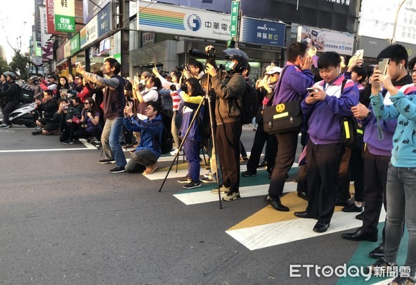 ▲桃園市南平路、中正路口26日起一連4天可拍攝「懸日」奇景，首日吸引逾300好攝之徒前往拍攝。（圖／記者沈繼昌翻攝）