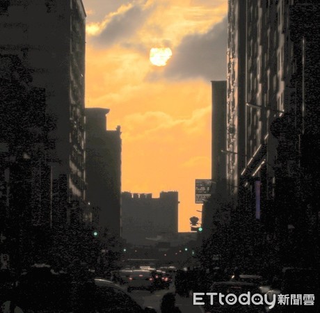 ▲桃園市南平路、中正路口26日的「懸日」奇景，夕陽在大樓間發出璀璨夕照之美。（圖／記者沈繼昌翻攝）