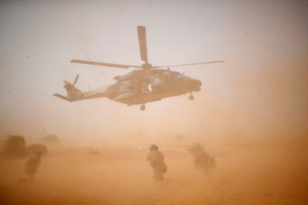 ▲▼2017年10月17日,法軍主導巴爾赫內行動期間，一架NH90凱門鱷軍用直升機在馬利一處地點起飛。（圖／路透）
