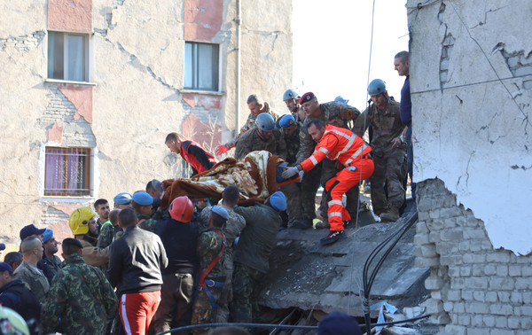 ▲阿爾巴尼亞於11月26日凌晨發生規模6.4淺層地震。（圖／路透）