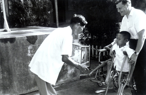 ▲▼畢嘉士醫師把小兒麻痺兒童克服極限，靠著支架拐杖自行站立，視為最大的勝利，這也是勝利之家命名的由來。（圖／畢嘉士基金會提供）