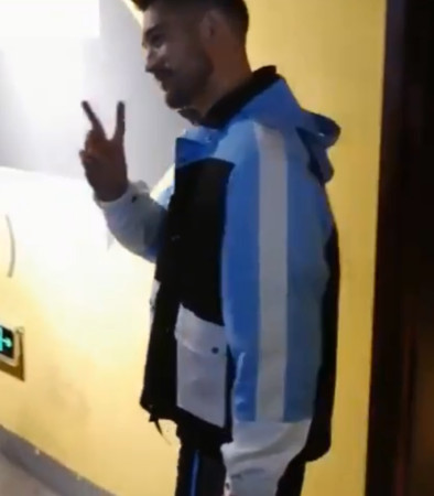 ▲高以翔去錄製《追我吧》前和粉絲揮手致意。（圖／翻攝自微博）