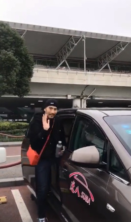 ▲高以翔去錄製《追我吧》前和粉絲揮手致意。（圖／翻攝自微博）