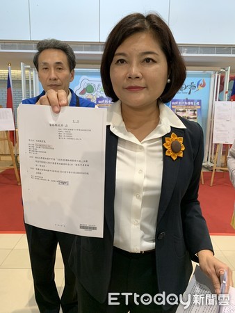 ▲雲林縣長張麗善出示公文指出，建立友善優質的學習環境及安全、標準的運動場域是縣府的責任，2019度縣府向中央爭取到3億913萬2,120元的經費，其中中央補助2億 8,224萬8,308元，縣府配合款2,688萬3,812元。（圖／記者蔡佩旻攝）