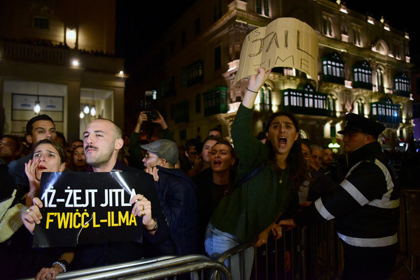 ▲馬爾他民眾聚集在國會外抗議記者加莉琪亞（Dalapha Caruana Galizia）的謀殺案，要求總理慕斯凱特（Joseph Muscat）辭職。（圖／路透）