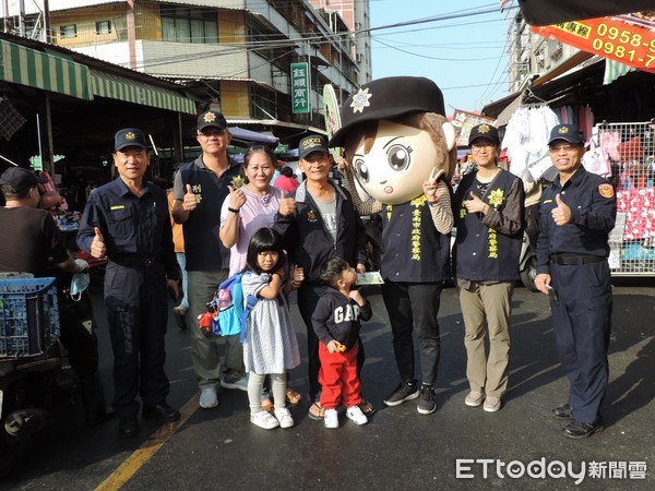 ▲永康警分局出動大頭刑警娃娃，動員員警及志工，分別前往轄區夜市、兵仔市場及永康市場等人潮聚集地點，實施擴大反賄選宣導。（圖／記者林悅翻攝，下同）