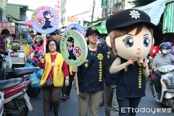 ▲永康警分局出動大頭刑警娃娃，動員員警及志工，分別前往轄區夜市、兵仔市場及永康市場等人潮聚集地點，實施擴大反賄選宣導。（圖／記者林悅翻攝，下同）