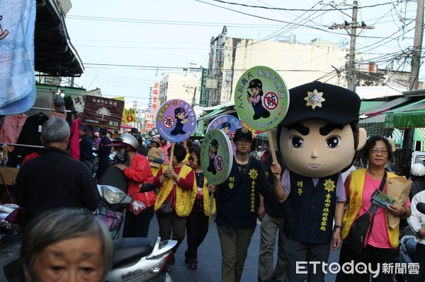 ▲永康警分局出動大頭刑警娃娃，動員員警及志工，分別前往轄區夜市、兵仔市場及永康市場等人潮聚集地點，實施擴大反賄選宣導。（圖／記者林悅翻攝，下同）