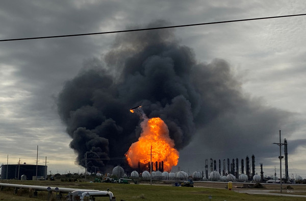 ▲美國TPC集團（TPC Group）位於德州的一座石油化學工廠於27日凌晨1時左右爆炸，12小時後又傳出二度爆炸。（圖／路透）