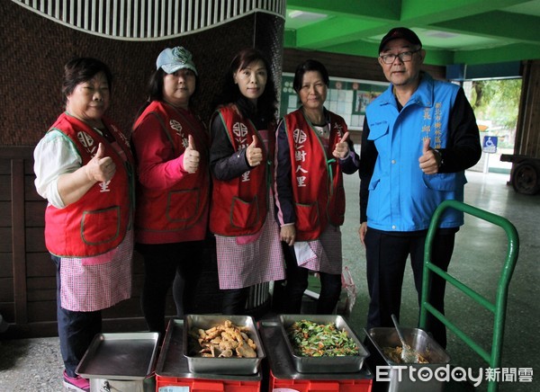 ▲ 新北樹林里長邱世昌珍食再利用 上萬愛心餐盒溫飽獨居長者。（圖／新北市民政局提供）