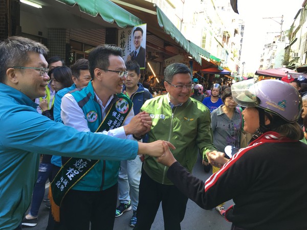 ▲卓榮泰、蔡其昌連袂幫莊競程掃街拜票。（圖／莊競程競總提供）