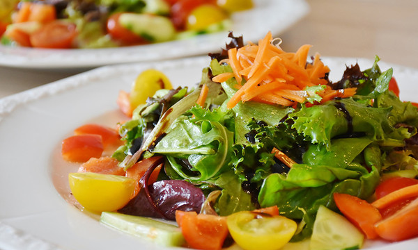愛吃生菜沙拉要當心！美國蘿蔓生菜爆大腸桿菌汙染　5關鍵避免食物中毒