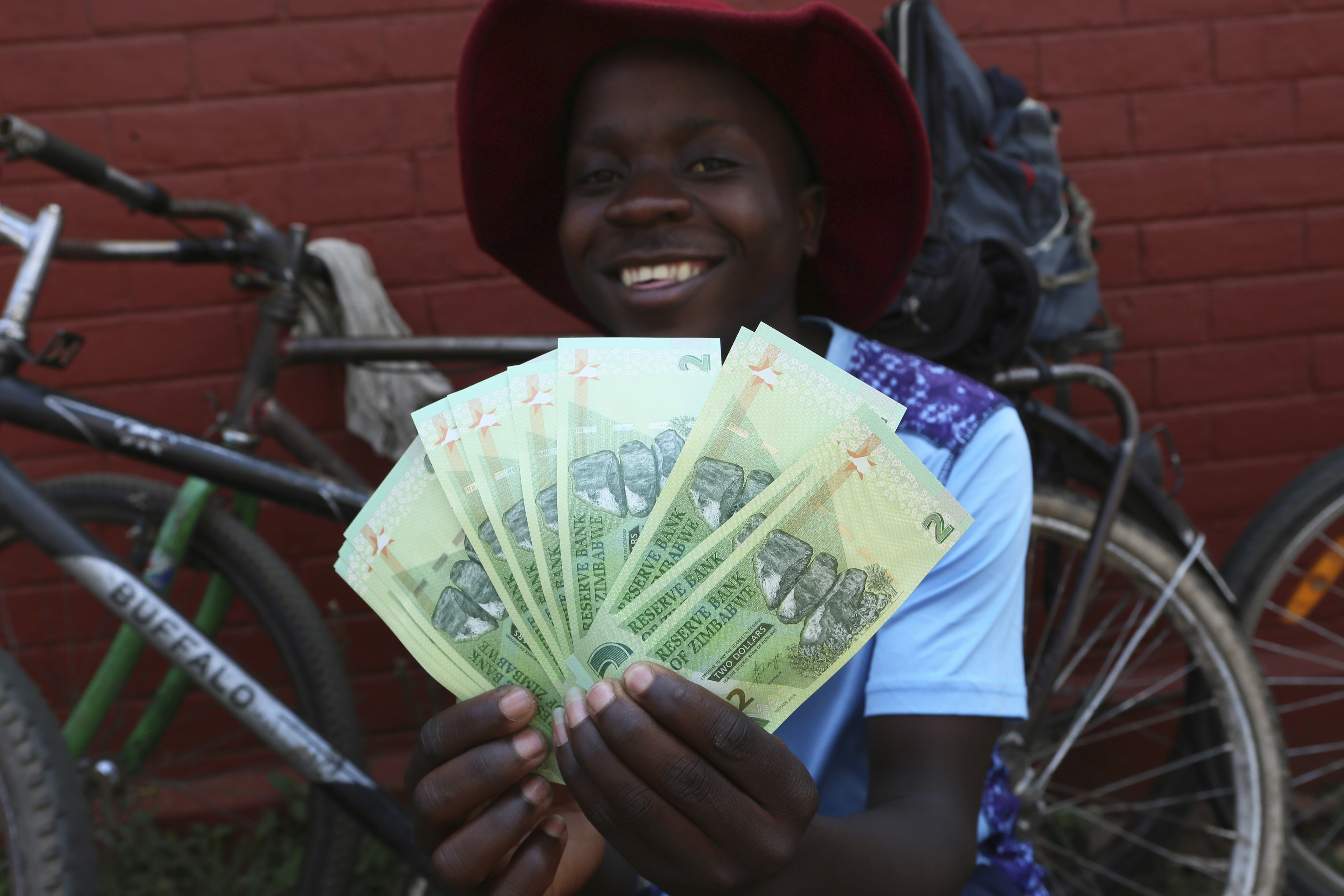 ▲▼辛巴威政府發放新貨幣來解決通貨膨脹。（圖／達志影像／美聯社）