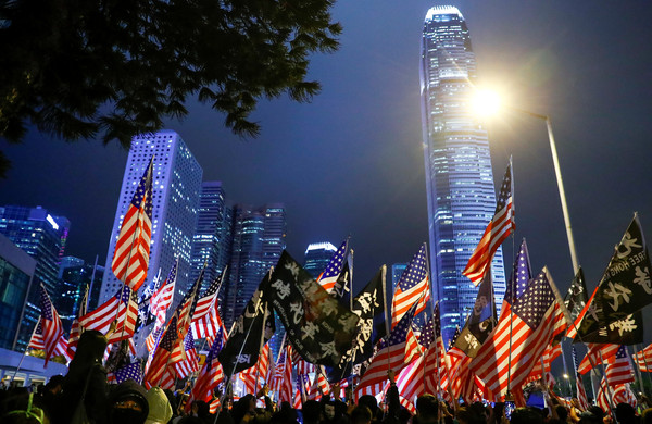 ▲▼大批市民28日晚間聚集中環愛丁堡廣場，感謝美國通過《香港人權法案》。（圖／路透）