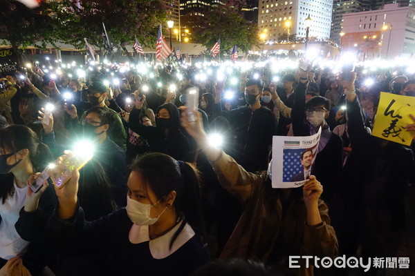 ▲▼大批香港民眾28日晚間齊聚愛丁堡廣場，慶祝美國通過《香港人權與民主法案》。（圖／記者游宗樺攝）