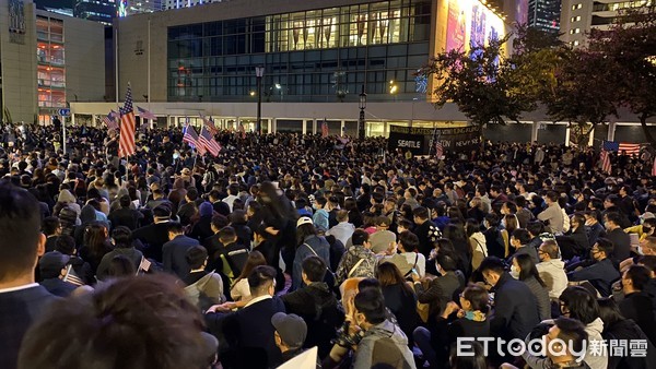 ▲▼感謝川普通過法案！10萬港民中環感恩夜上街「揮動美英國旗」　激動流淚。（圖／記者游宗樺攝）