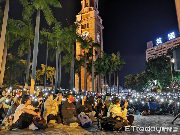 ▲▼尖沙咀鐘樓前空地，同日晚間也有大型集會，有近萬名市民參與「聲援理大，反對圍捕集會」，除高喊口號外，也有歌手彈吉他獻唱《願榮光歸香港》。（圖／記者宋良義攝）