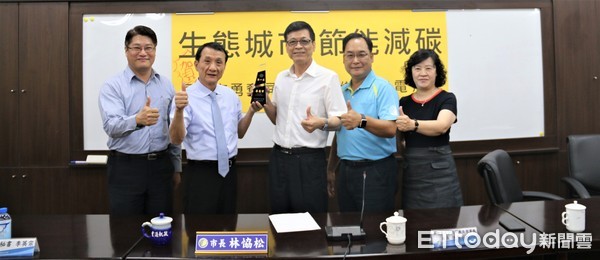 ▲台電屏東區處長張簡宗瑜代表台電頒發節電獎盃給屏東縣各鄉鎮市節電屏東市市長林恊松             。（圖／記者陳崑福翻攝）