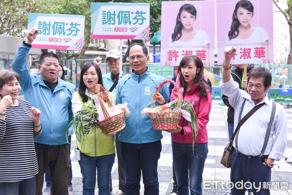 ▲前行政院長游錫堃陪同大安區立委候選人謝佩芬、許淑華於白蘭市場拜票。（圖／記者林敬旻攝）