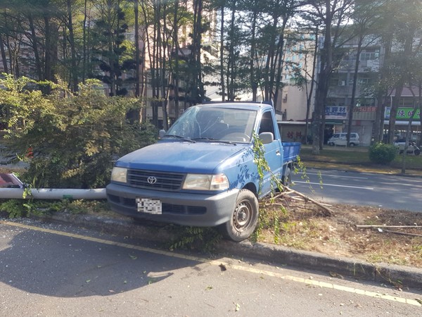 ▲▼  自小客貨車開上分隔島。（圖／讀者提供）