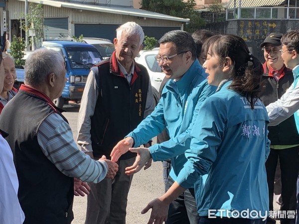 ▲民進黨主席卓榮泰29日在楊梅區三元宮為桃園第二選區立委參選人黃世杰輔選，向選民逐一握手致意。（圖／記者沈繼昌攝）