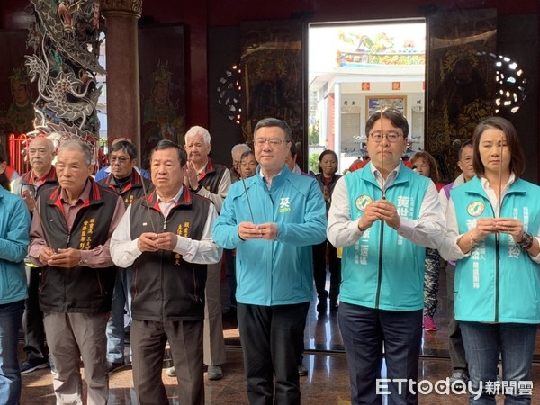 ▲民進黨主席卓榮泰29日在楊梅區三元宮為桃園第二選區立委參選人黃世杰輔選上香祈福。（圖／記者沈繼昌攝）