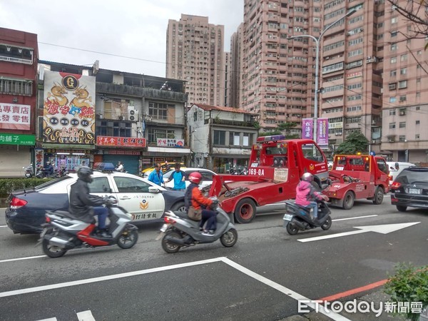 ▲▼ 汐止「拖吊車X2+警車」車形蜈蚣！她驚呆PO網：難得一見　警曝超巧合真相            。（圖／民眾提供）