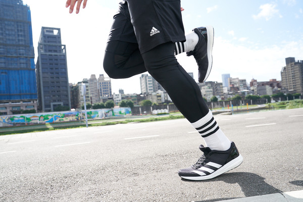 ▲ adidas Runners Taipei跑者穿上最新adidas adizero BOSTON 8，衝刺訓練跑，備戰臺北馬拉松。（圖／品牌提供，下皆同） 。
