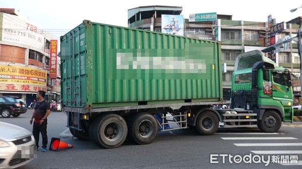 ▲▼單車騎士遭貨車輾斃。（圖／記者吳奕靖翻攝）