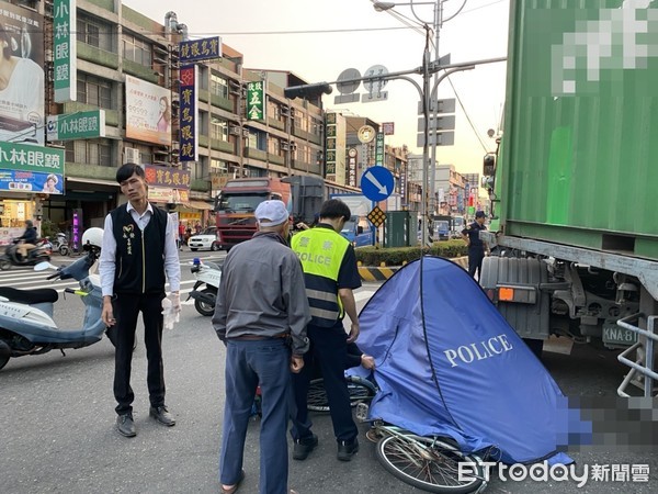 ▲▼單車騎士遭貨車輾斃。（圖／記者吳奕靖翻攝）