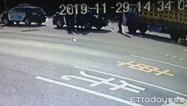 ▲警車遭到追撞，造成5名警察輕傷。（圖／記者洪靖宜翻攝）