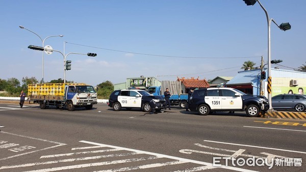 ▲▼警車遭到追撞。（圖／記者林悅翻攝）