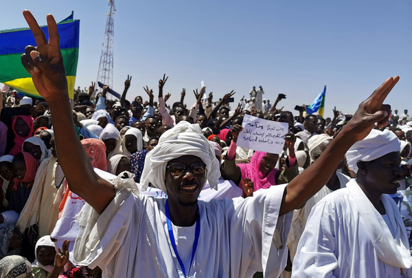 ▲蘇丹北達佛省（North Darfur）的人民開心迎接總統哈姆杜克（Abdalla Hamdok）。（圖／路透）