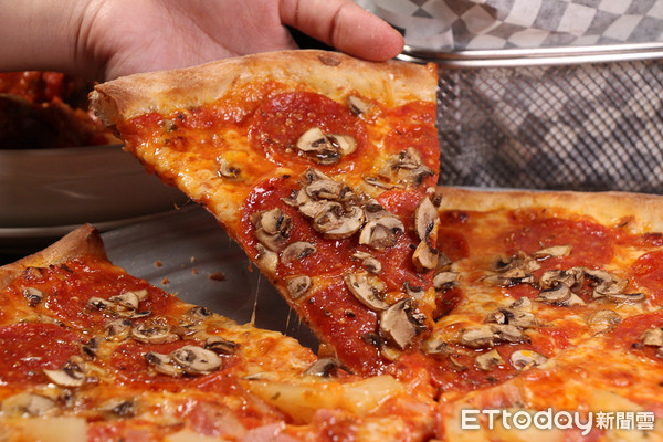 ▲加大款17吋披薩吃得過癮　韓國最好吃的紐約披薩插旗台灣。（圖／記者黃士原攝）
