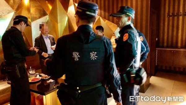 ▲台南市警四分局長蔡進閱，親自召集警力64名，再次率隊前往轄區夜店等易滋事場所執行擴大臨檢。（圖／記者林悅翻攝，下同）