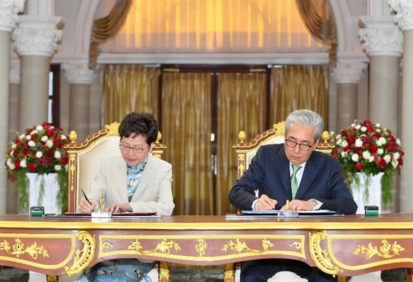 ▲林鄭月娥與泰國副總理宋奇簽訂加強兩地經濟關係的諒解備忘錄。（圖／翻攝香港政府網站）