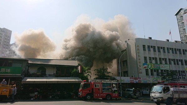 ▲▼ 嘉義市大雅路鬧區民房火警。（圖／讀者提供）