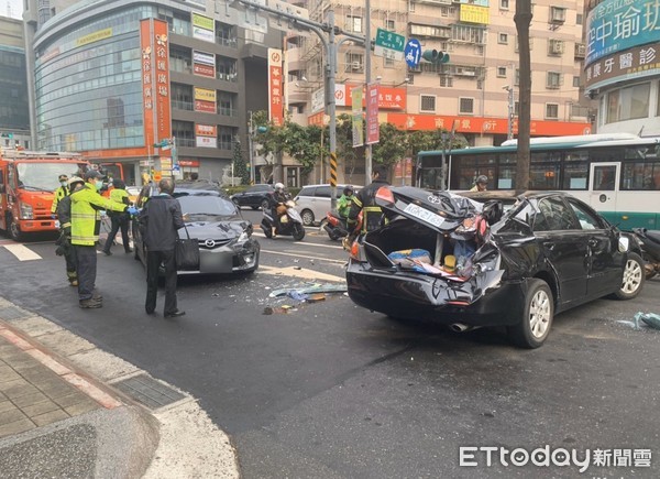 ▲▼莊男精神不濟撞分隔島，翻滾一圈半受困車內             。（圖／記者陳以昇翻攝）