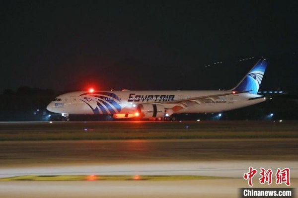 ▲埃及航空MS953航班降落杭州機場。（圖／中新社）