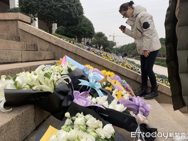 ▲女粉絲們到杭州殯儀館獻花給高以翔。（圖／記者蔡紹堅攝）