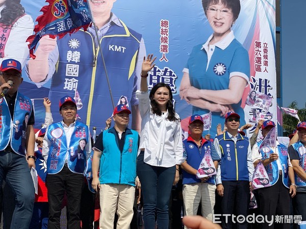 ▲台南市第四選區立法委員參選人林燕祝，舉辦新化區聯合競選總部成立大會，張善政副總統參選人，為林燕祝披上國旗披風，洪秀柱等人到場站台力挺。（圖／記者林悅翻攝，下同）