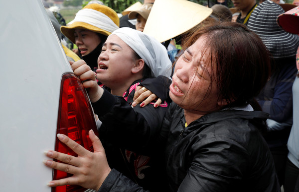 ▲▼39具遺體全數送回到越南。一名死者的親屬在葬禮上哭泣。（圖／路透）