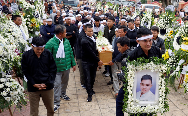 ▲▼39具遺體全數送回到越南，親屬抬著棺木，神情哀傷。（圖／路透）