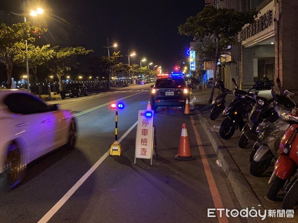 ▲台南市警四分局持續在例假日，由四分局長蔡進閱親自率領各單位警力，針對經常發生暴力事件之夜店、舞場、酒店、夜店執行臨檢，持續掃蕩不法行為。（圖／記者林悅翻攝，下同）