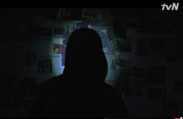 劇中的連續殺人犯「地鐵幽靈」穿著黑色斗篷犯案，令人毛骨悚然。（翻攝自Naver）