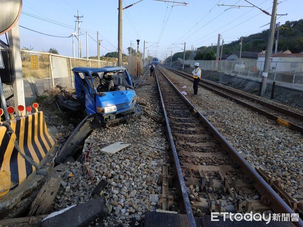 ▲▼台鐵苗栗山邊平交道事故，列車擦撞小貨車。（圖／記者黃孟珍翻攝）