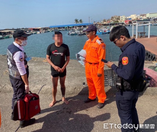 ▲南部分署第一一岸巡隊蚵子寮漁港安檢所人員機警救起落海男子。（圖／記者陳崑福翻攝）