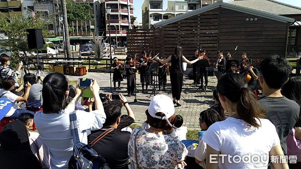 ▲台南市赤崁文化關懷協會舉辦「草地音樂會」，吸引眾多民眾聆聽欣賞。（圖／記者林悅翻攝，下同）